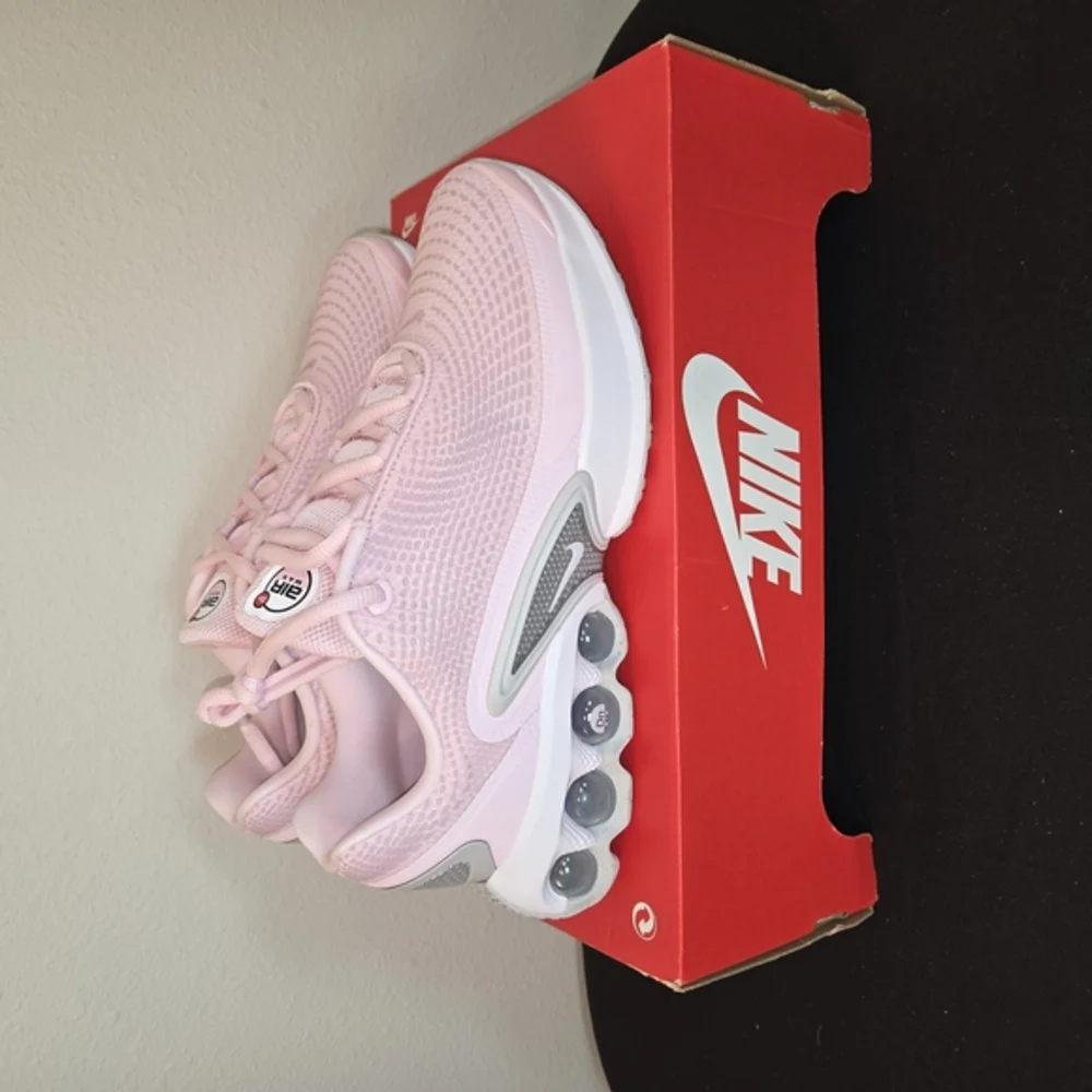Nike Airmax DN Pink/ Gray running Shoes size 6y = 7.5‎ womens conversion